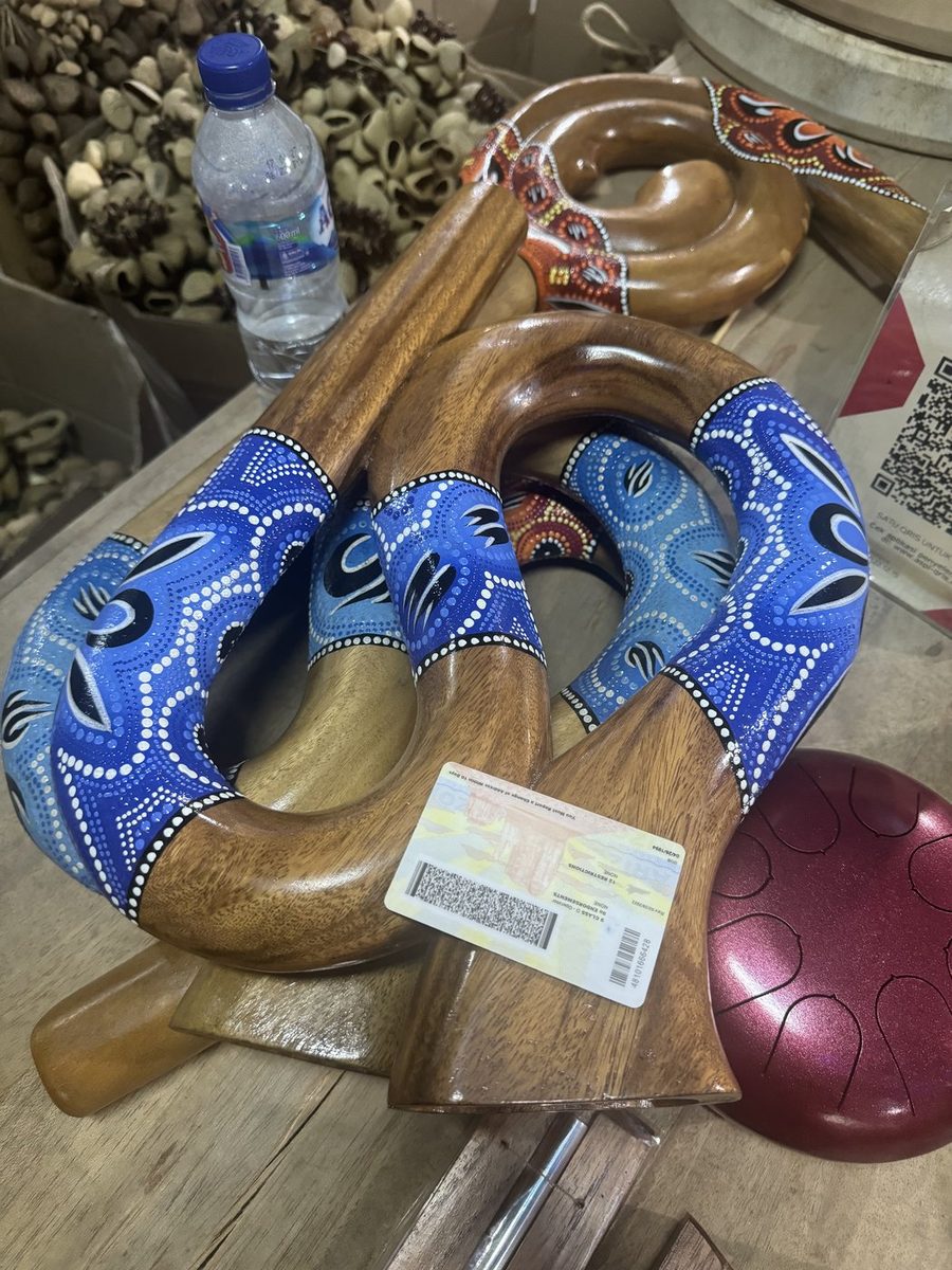 Click to view full-size S Shaped Didgeridoo photo 2